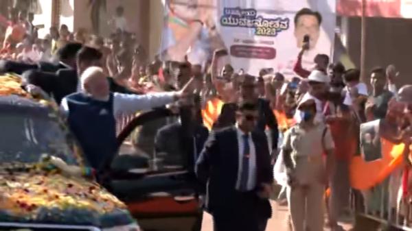  கிட்ட வந்த நபர் 