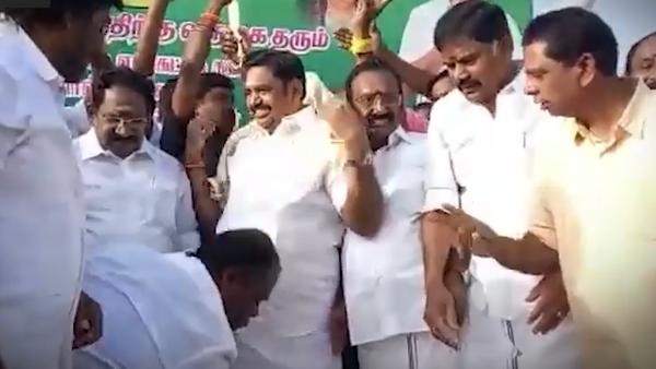 காலில் விழுந்த ஆர்.பி. உதயகுமார் காலில் விழுந்த ஆர்.பி. உதயகுமார்