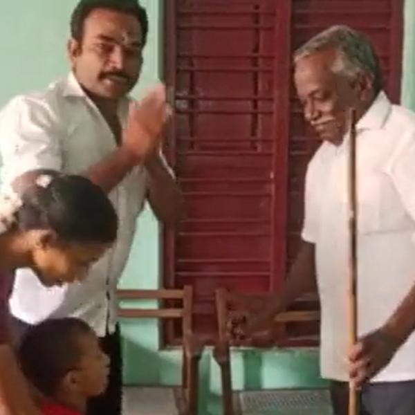 பிரம்புடன் வந்த பெற்றோர் 