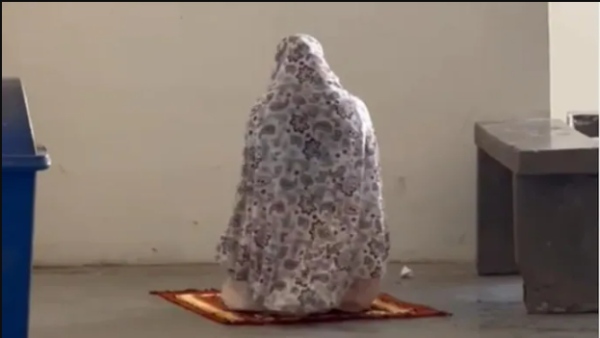 குஜராத் பல்கலைக்கழக மாணவி 