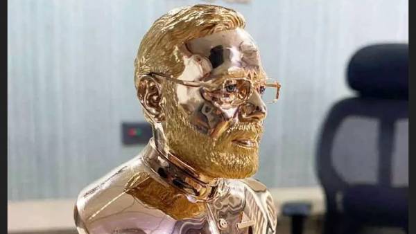 பிரதமர் மோடிக்கு தங்கத்தில் சிலை 