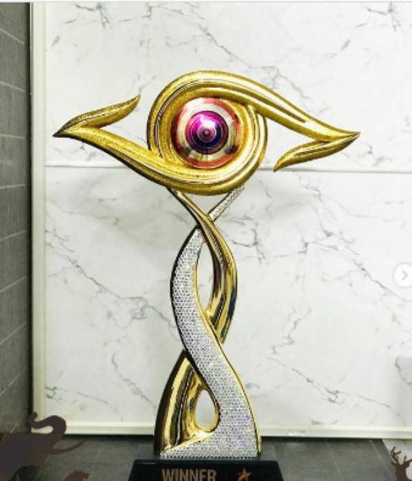 கலாய்க்கும் நெட்டிசன்கள்