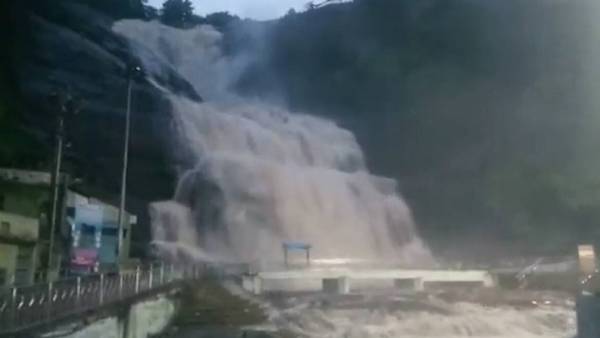 Rains in southern districts floods in courtrallam waterfalls Moderate rain next 3 days 