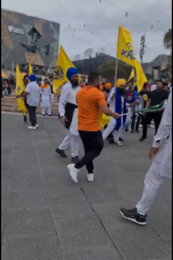 Khalistan Supporters attack Indians holding national flag in Australia 