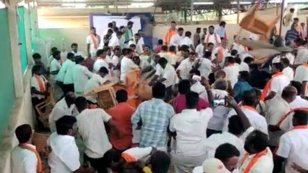  நாற்காலிகளை தூக்கி வீசி மோதல் 