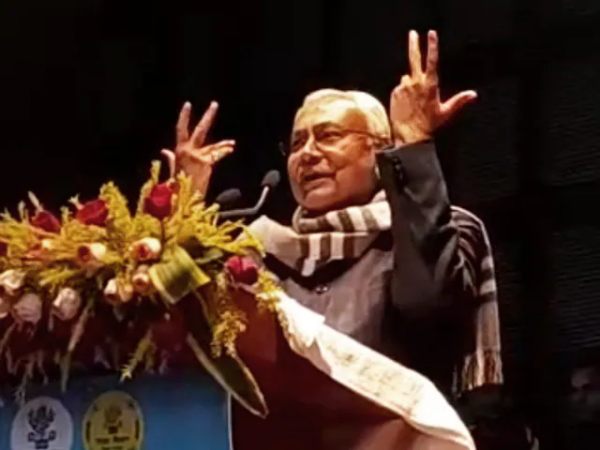 வார்த்தையை விட்ட அம்ருதா பட்னாவிஸ் 