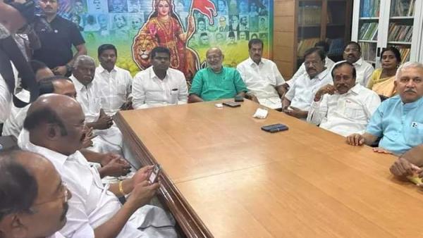 சிக்னலில் வாகனங்கள் சிக்கிக் கொண்டன 