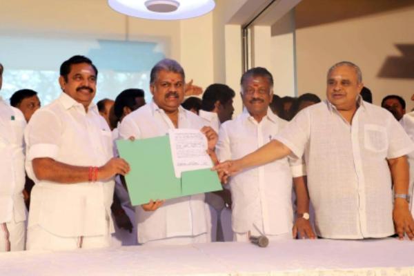 ஆலோசித்த வாசன் - யார் கையில்