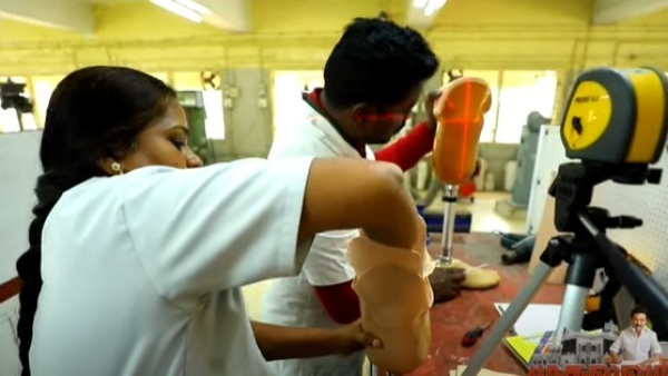 2 லட்ச ரூபாய் செயற்கை காலை இலவசமாகத் தந்த ஸ்டாலின்: