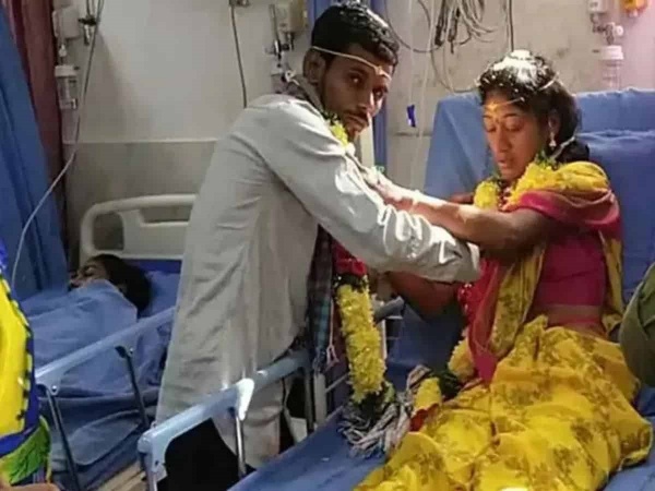 மாப்பிள்ளையை பாராட்டிய உறவினர்கள்