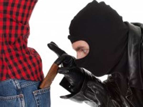 1000 ரூபாய் திருடி மாட்டிக்கொண்டனர் 