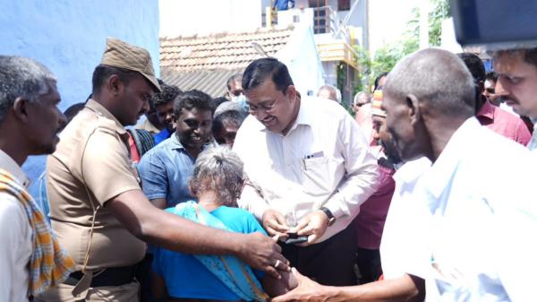 சேலை எடுத்துக் கொடுங்க 