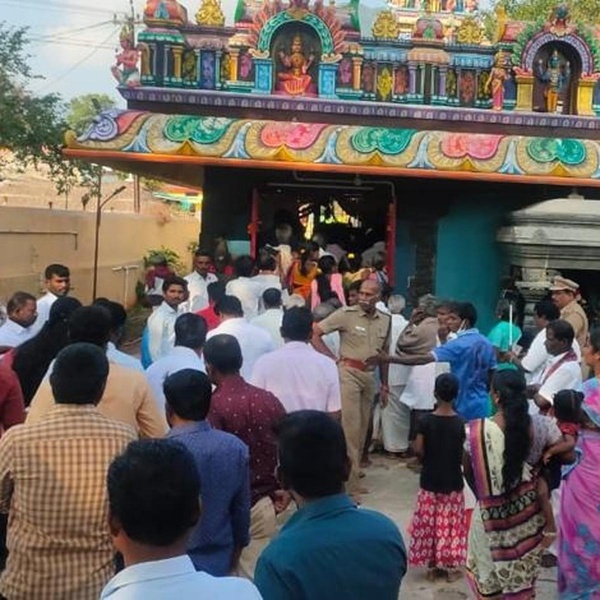 கோயிலுக்கு சென்ற தலித் பெண்கள்