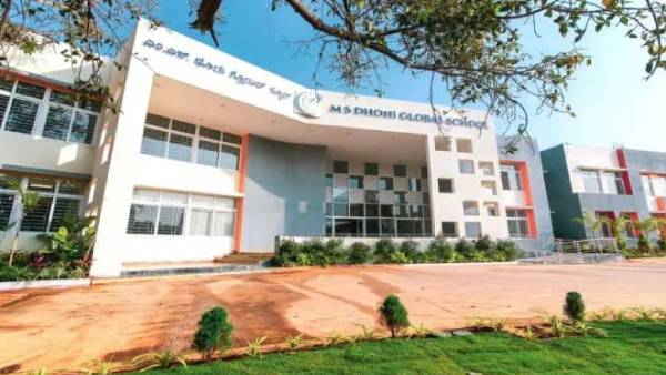 பெங்களூரில் தோனி பள்ளி