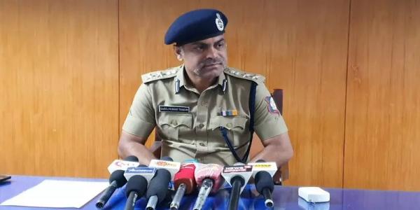 பூட்ஸ் காலால் உதைக்கும் காட்சி பூட்ஸ் காலால் உதைக்கும் காட்சி