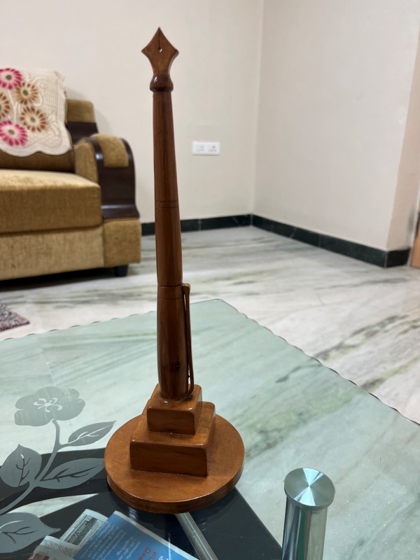 அப்துல்லா வீட்டில் பேனா சிலை 