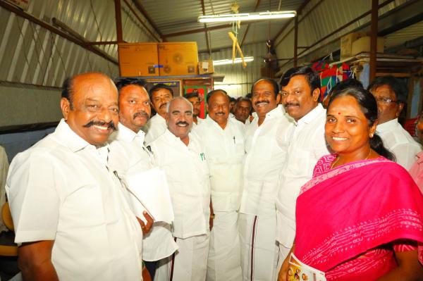 கவனத்தை ஈர்த்த அமைச்சர்