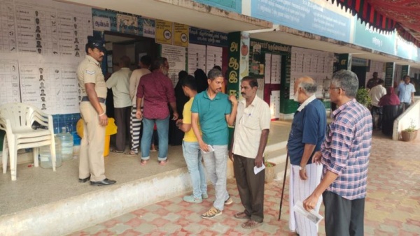 வாக்குப்பதிவு மும்முரம்