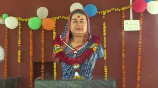 சிலைகளுடன் கோவில் 