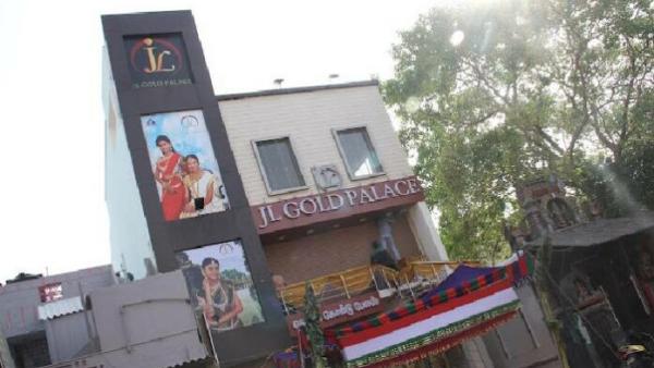 போலீஸ் அதிகாரி கூறுவது என்ன? போலீஸ் அதிகாரி கூறுவது என்ன?