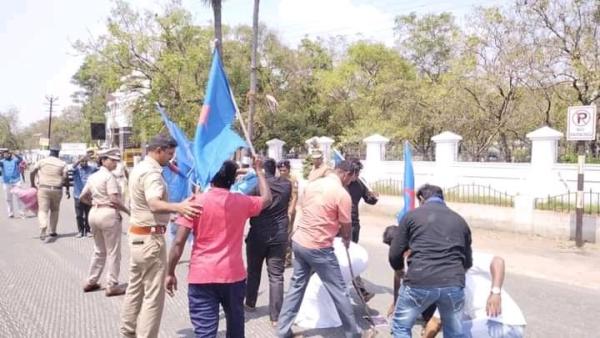 Erode East By-Election: Arunthathiyar burnt Naam Tamilar Seeman Effigy in Madurai, Nellai 