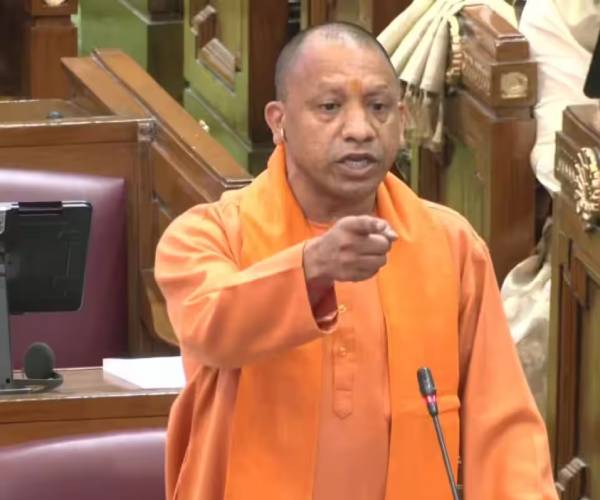 ஆத்திரமடைந்த யோகி ஆதித்யநாத் ஆத்திரமடைந்த யோகி ஆதித்யநாத்