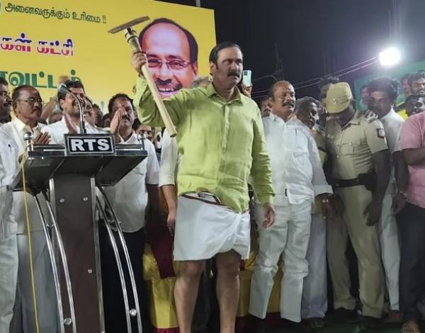 அன்புமணி கையில் ஆயுதம் 