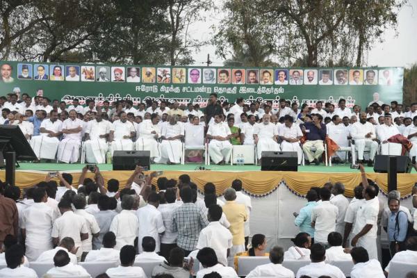மேடையில் 100 பேர் 