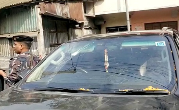 கற்களை வீசிய திரிணாமுல் கட்சியினர்?