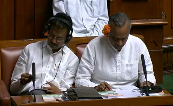 காதில் பூ வைத்துக்கொண்டு