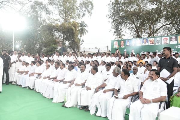 மேடையில் இருந்து இறங்கிய சிவி சண்முகம் 