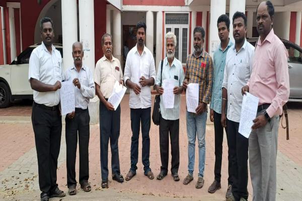  மாவட்ட ஆட்சியரிடம் புகார்