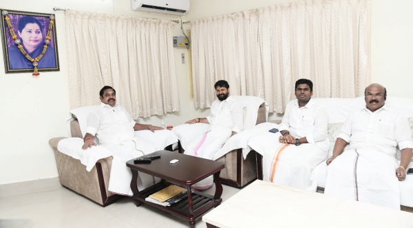 ஒன்றாக நிற்க வேண்டும் 