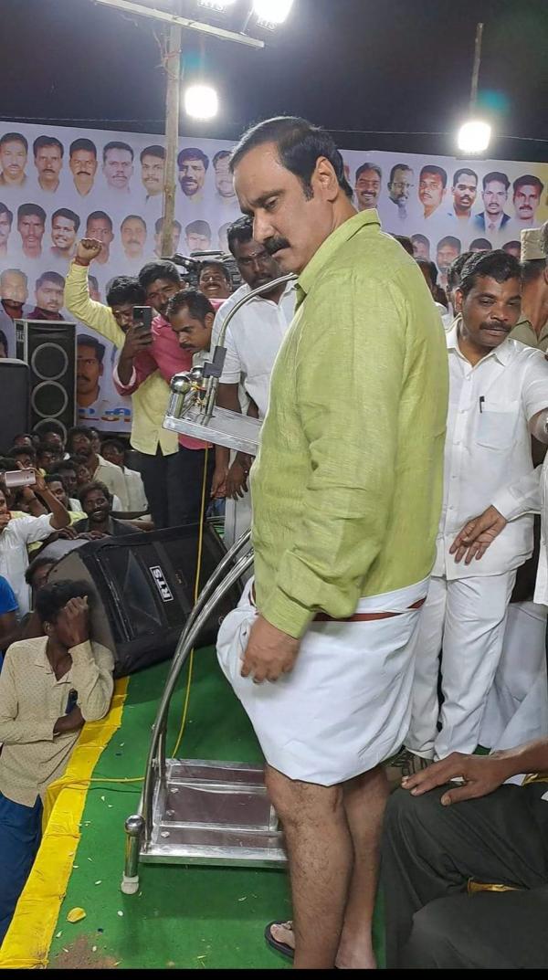  வேட்டியை மடிச்சுக் கட்டினா தெரியும் 