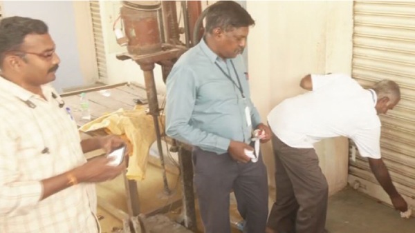 சீல் வைத்த அதிகாரிகள் 