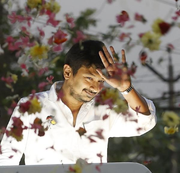  செருப்பிற்கு பாலிஷ் போட்ட மீசை