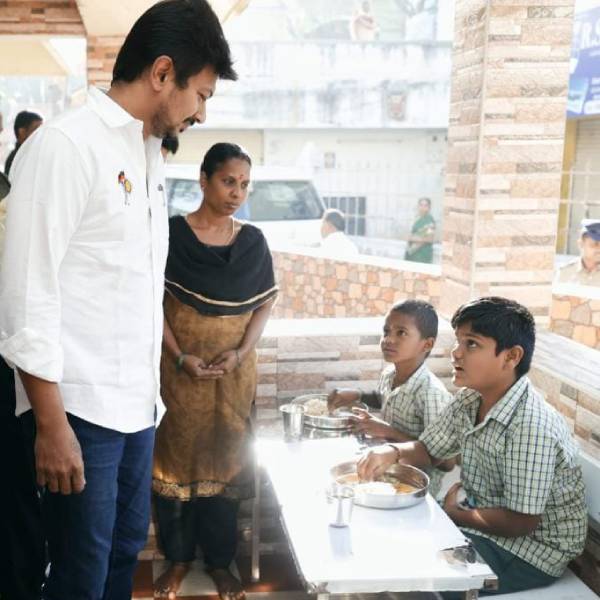 பள்ளிக்கு வருகை 