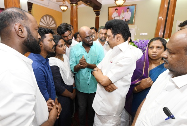 குடும்பத்தினர், உடல் பிறப்புகளுக்கு இரங்கல் குடும்பத்தினர், உடல் பிறப்புகளுக்கு இரங்கல்