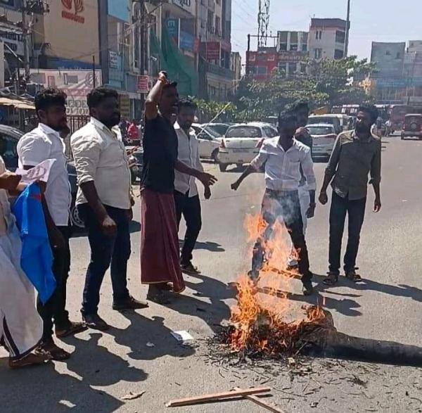 தடுத்த போலீஸ் 