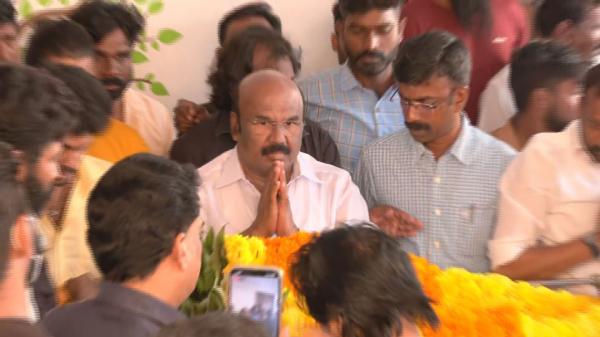  அதிமுக தரப்பில் மரியாதை 