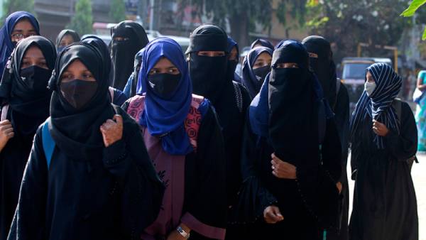  ஹிஜாப்புடன் அனுமதி கோரி வழக்கு 