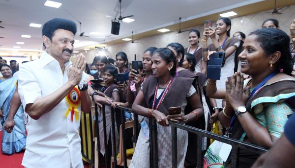 முதலாமாண்டு மாணவிகள் முதலாமாண்டு மாணவிகள்