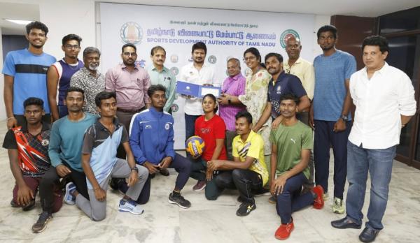 ரூ. 3 லட்சம் காசோலை 