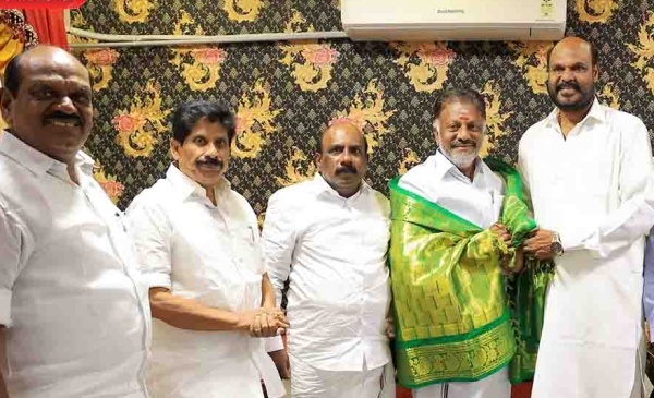 ஏன் மல்லுக்கட்டுகிறார்?