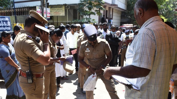 உடைக்குள் கத்தி.. பழிக்குப்பழியா?