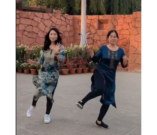  குர்தா அணிந்தபடி நடனம் 