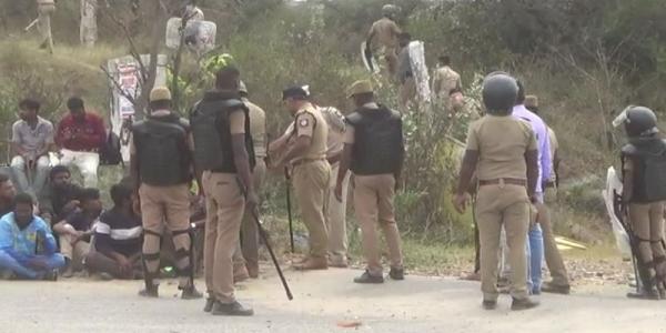 நெடுஞ்சாலையில் போராட்டம் நெடுஞ்சாலையில் போராட்டம்