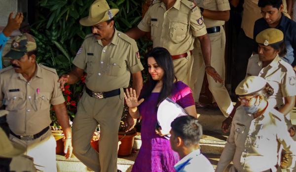 ரூ.1 கோடி கேட்டு நோட்டீஸ் 