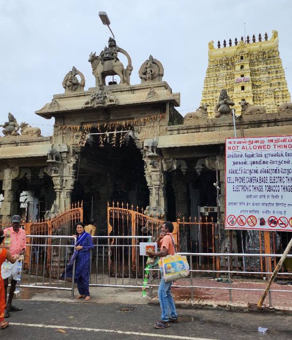 No offering on priest plate New order in Rameswaram temple Sobhana Ravi Facebook post No offering on priest plate New order in Rameswaram temple Sobhana Ravi Facebook post