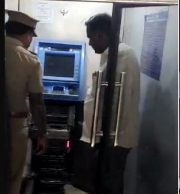 விடுதியில் தங்கியிருந்து.. 